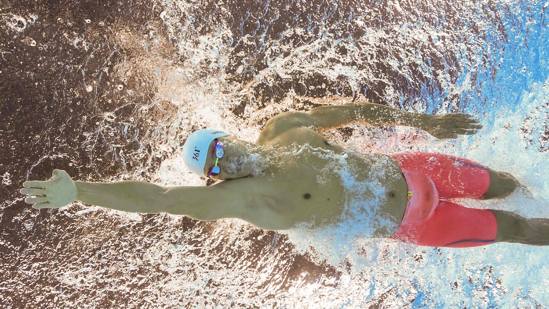 德甲场景再现:逆天长传瞬间点燃球迷热情,德甲球员上演超级神仙球