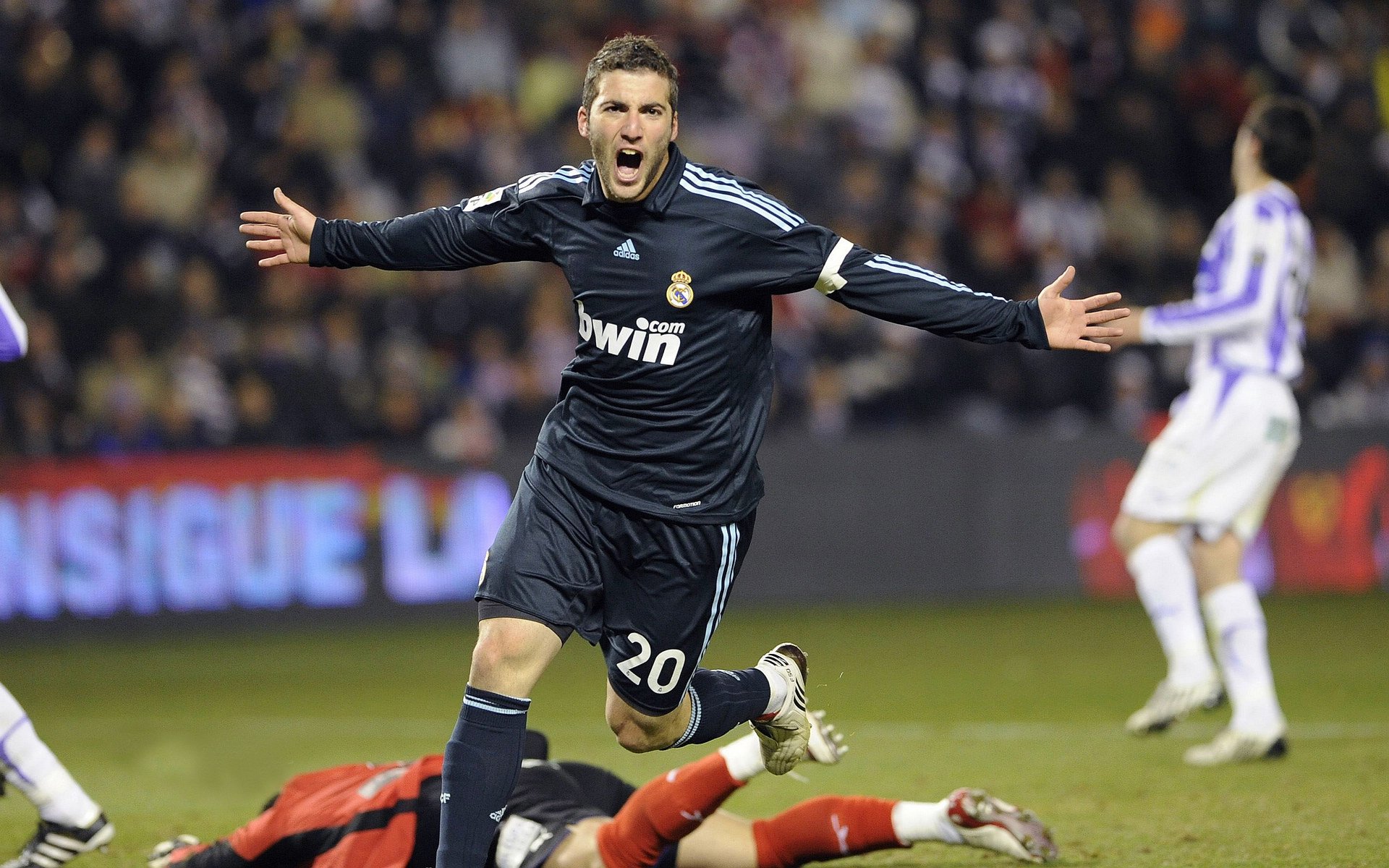 华体会体育-创业板嗨翻天！AI崛起，“宁王”重登市值榜首